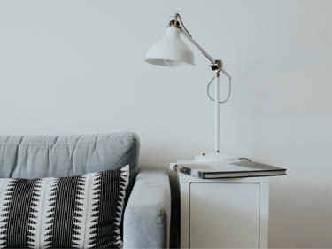 Bilde av en lys grå vegg med interiør rundt