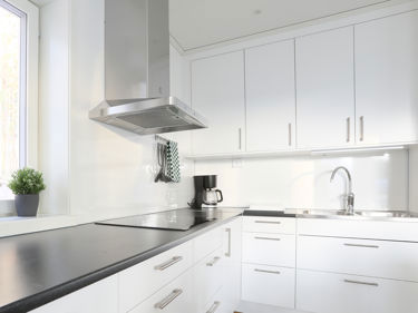 Bilde av hvitlakkerte kjøkkenfronter med faset kant