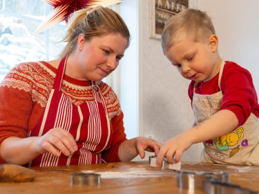 Bilde av mor og sønn som baker pepperkaker