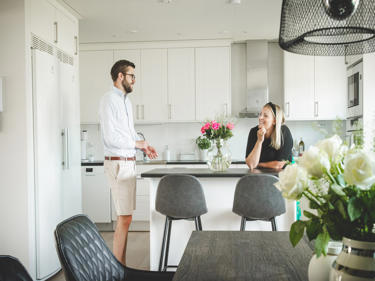Bilde av paret som står på kjøkkenet
