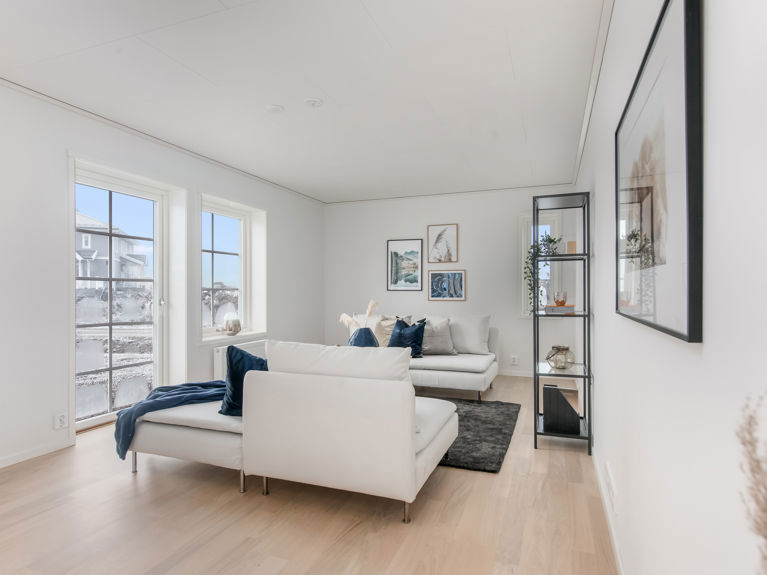 Bilde av stue og balkongdør i huset Henrik