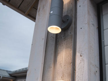 Nærbilde av fasadebelysning på et Älvsbyhus