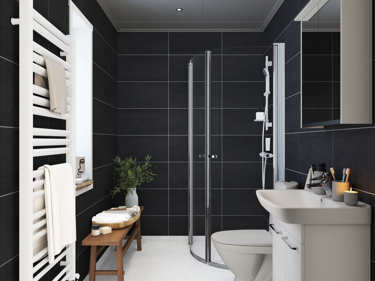 Bilde av det lille baderommet i vinkelhuset Josefine med baderomsinnredning og svarte våtromspaneler
