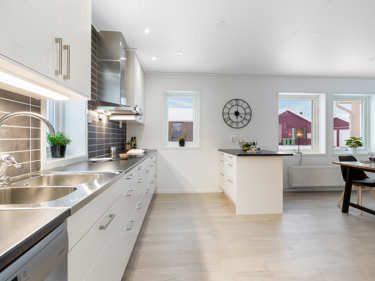 Bilde av kjøkkenbenk og kjøkkenøy i vinkelhuset Regina