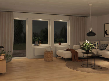 Kveldsbilde av stue med spotlights i balkongdør