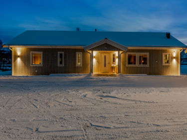 Bilde av et Regina vinkelhus med ekstra fasadebelysning