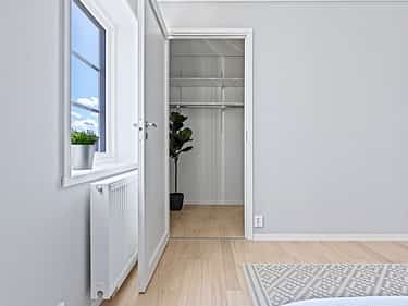 Bilde fra sengen i retning walk-in-closet og toalett i master bedroom på husmodellen Fanny
