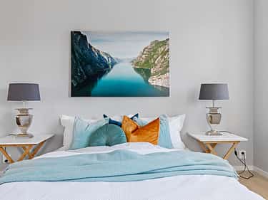 Bilde av sengen i hovedsoverommet i huset Fanny