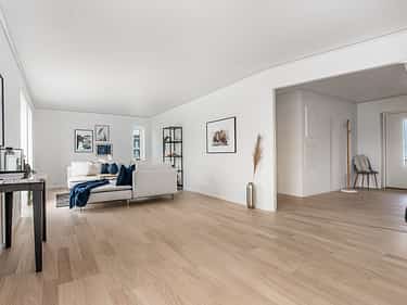 Bilde av stue i retning mot hallen i huset Henrik