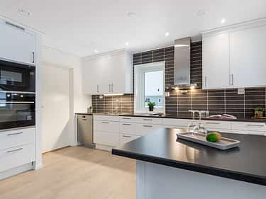 Bilde av kjøkkenøy og innebygde hvitevarer fra Electrolux - vinkelhuset Regina