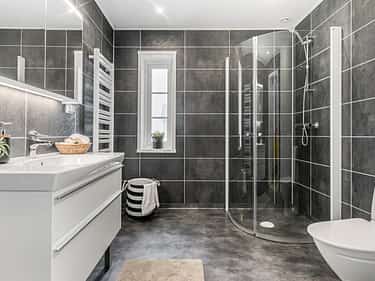 Bilder av svarte baderomsvegger i huset Greta