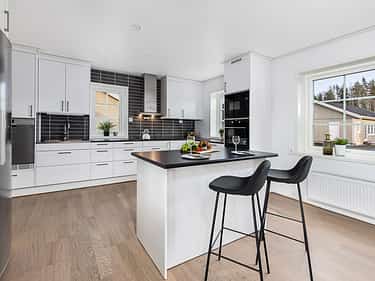Bilde av kjøkken og kjøkkenøy i huset Linnea