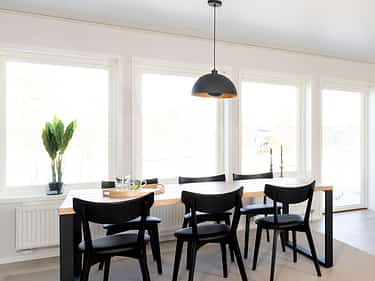 Bilde av spisestue og vinduer i huset Sofia
