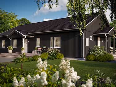 Sommerbilde av Maja+ med utleidel i svart fasade