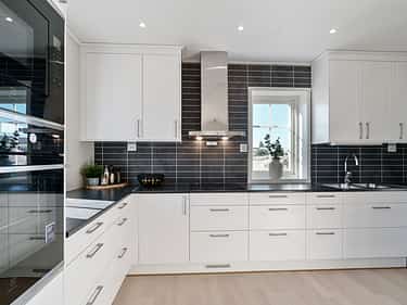 Bilde av kjøkken med spotlights i tak og hvitevarer fra Electrolux - husmodell Astrid