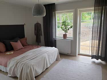 Bilde av master bedroom med helglasset balkongdør i huset Edvard