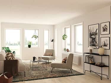 Bilde av stuen i huset Åse med helglasset balkongdør, større vinduer og stående dekorvinduer