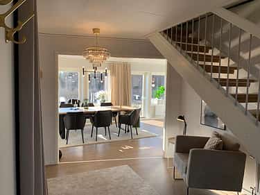 Bilde av hallen med utsikt til spisestue i huset Åse