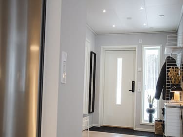 Bilde av gang som leder til utgangsdør