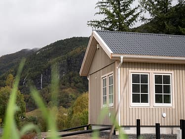 bilde av huset og uteområdet