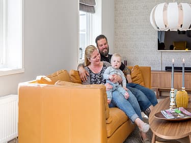 Bilde fra kundecase med hele familien samlet i sofaen