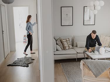 Bilde av stuen og gangen hvor huseierne befinner seg