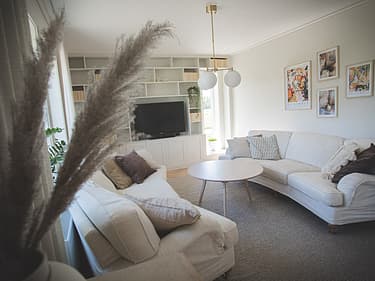 bilde inn i stue med sittegruppen