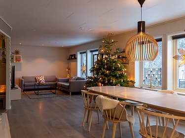 Bilde av stue som er julepyntet