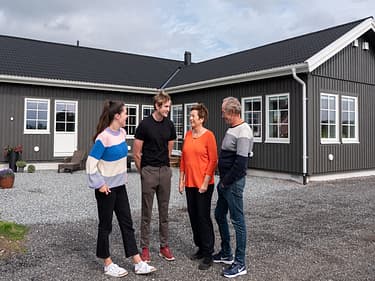 Bilde av kunder og boligformidlere utenfor huset