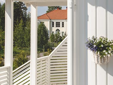 Bilde av husveggen med potteplante på