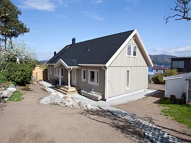 Utvendig bilde av huset de har bygget