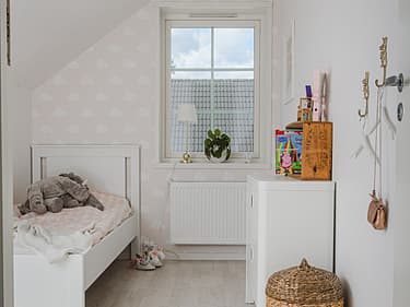 Bilde av barnerom med rosa tapet