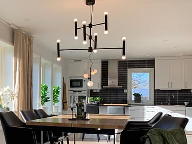 Bilde av lysekrone over spisebord