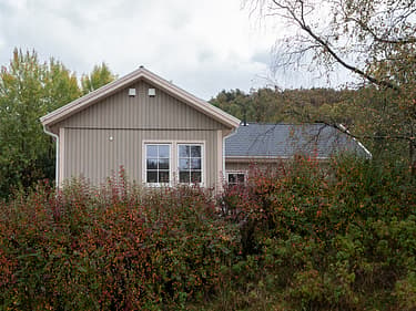 Bilde av huset og uteområdet