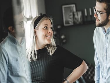 Bilde av paret som ser på hverandre i stuen