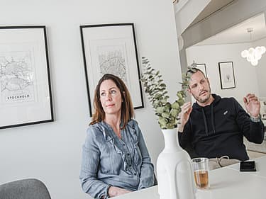 bilde av huseierne som sitter ved spisegruppen
