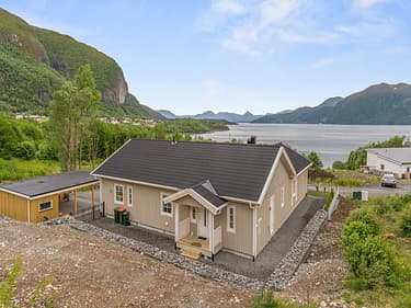 Bilde av hele huset plassert på tomten