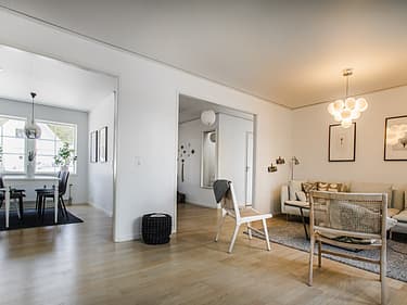 Bilde av stue og sittegruppe på kjøkkenet