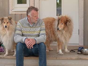 Bilde av huseier på tappen sammen med hundene sine
