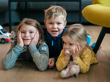 Bilde av de tre barna på gulvet