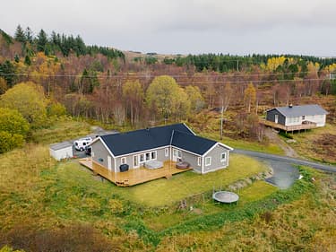 Oversiktsbilde av huset på tomten