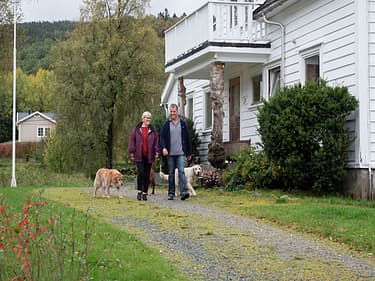 Bilde av huseierne som er ute å lufter hundene sine