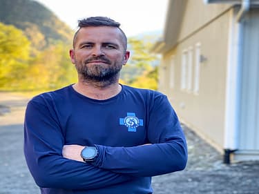 Bilde av huseier ute på tomten sin