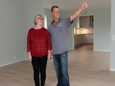 Bilde av huseierne inne i huset
