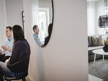 Bilde av huskjøperne som sitter rundt spisebordet