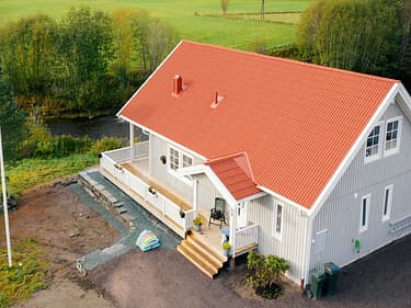 Overblikk over huset på tomten