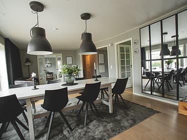 Bilde av spisekrok med speilvegg