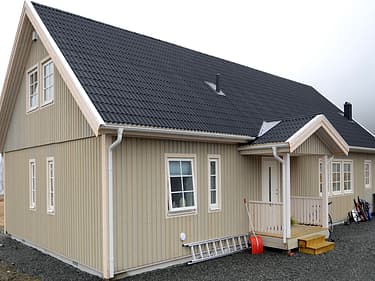 Bilde av huset familien har bygget