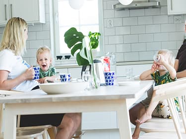 Bilde av familien samlet rundt kjøkkenbordet