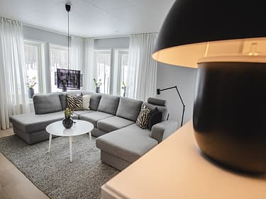 Nærbilde av lampe som leder inn til sittegruppen i stua